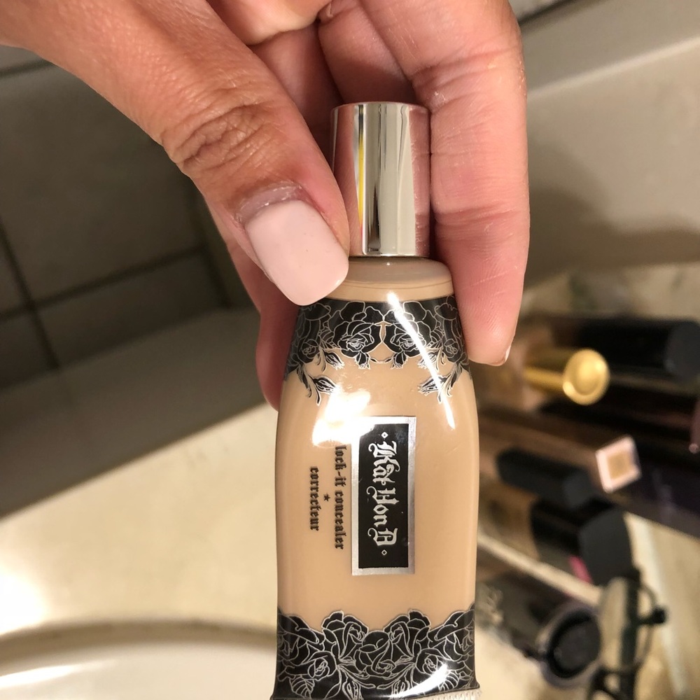 Concealer - Picture 2 of 5